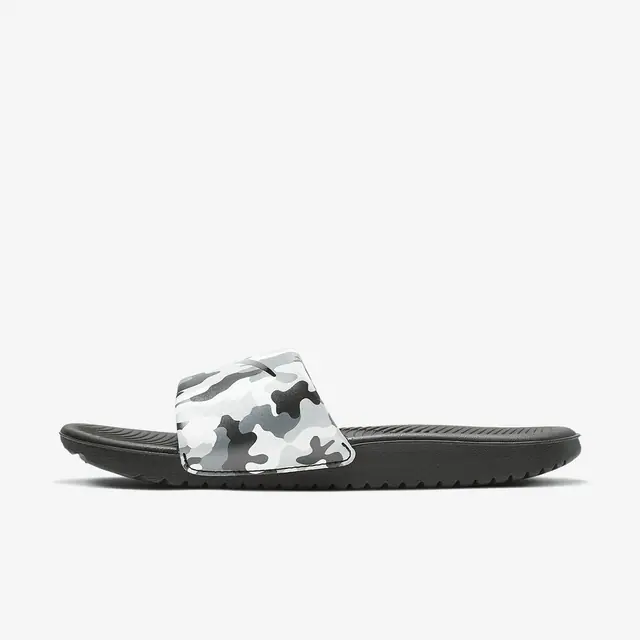 NIKE KAWA SLIDE PRINT (GS/PS) in WOLF GREY/BLACK-COOL GREY-WHITE