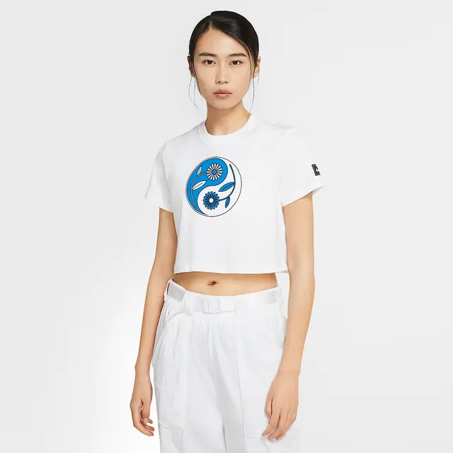 NIKE AS W NSW DUALITY SS GFX in WHITE/LT PHOTO B