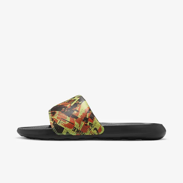 NIKE VICTORI ONE SLIDE PRINT in BLACK/BLACK