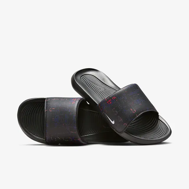 NIKE VICTORI ONE SLIDE PRINT in BLACK/WHITE
