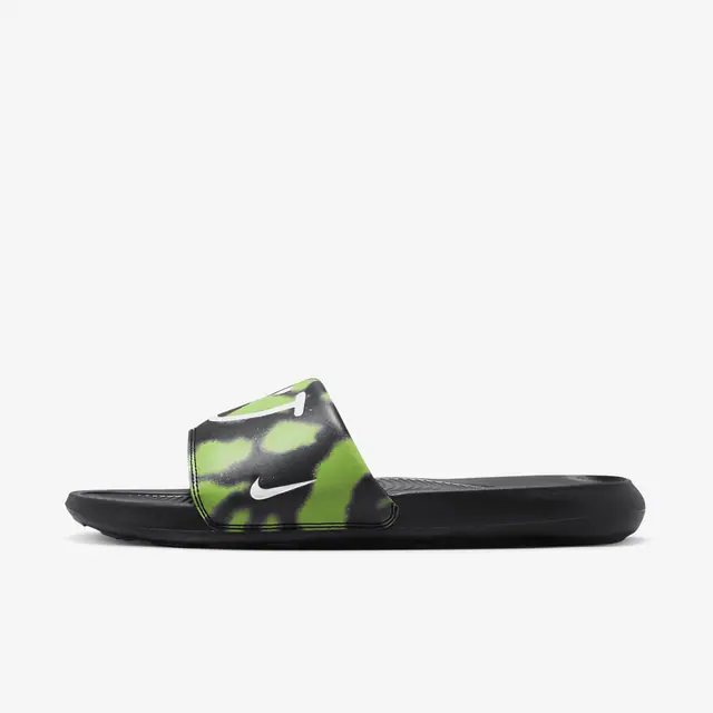 NIKE VICTORI ONE SLIDE PRINT in ACTION GREEN/WHITE-BLACK
