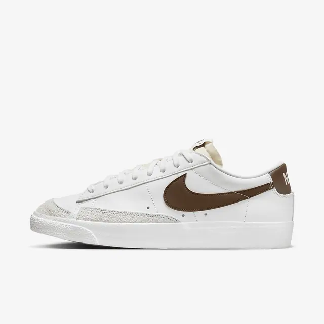 NIKE BLAZER LOW '77 VNTG in SUMMIT WHITE/CACAO  WOW-PHOTON DUST