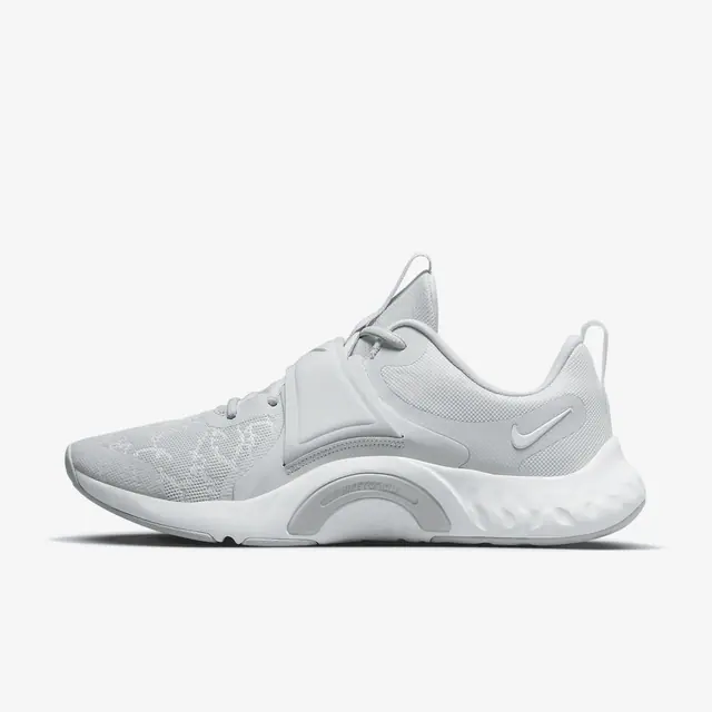NIKE W RENEW IN-SEASON TR 12 in PURE PLATINUM/WHITE-METALLIC SILVER