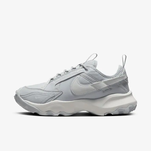 W NIKE TC 7900 in WOLF GREY/MTLC PLATINUM-PHOTON DUST