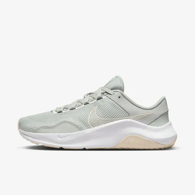W NIKE LEGEND ESSENTIAL 3 NN in LIGHT SILVER/GUAVA ICE-MICA GREEN