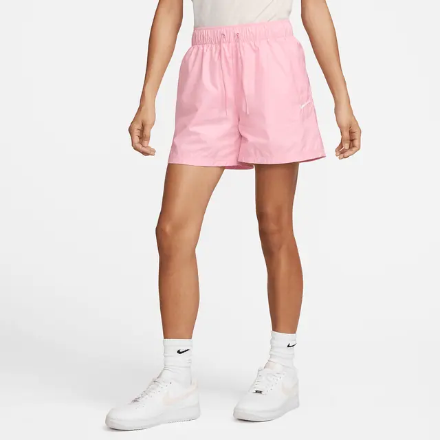 NIKE ASW NSW ESNTL RPL WVN MR SHRT in MED SOFT PINK/WHITE