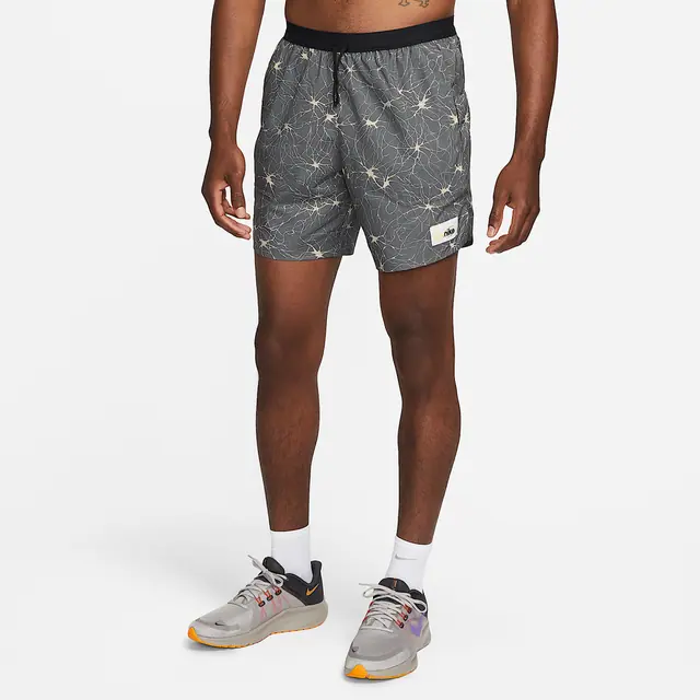 NIKE AS M NK STRIDE SHRT 7IN DYE in IRON GREY/PEACH CREAM