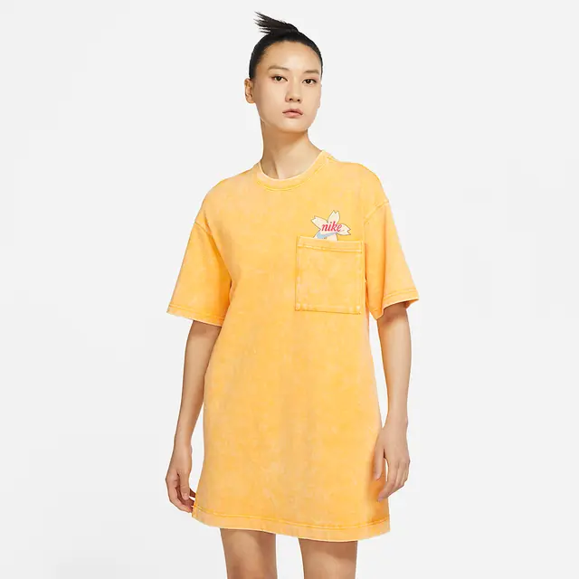 NIKE AS W NSW WASH DRSS in UNIVERSITY GOLD