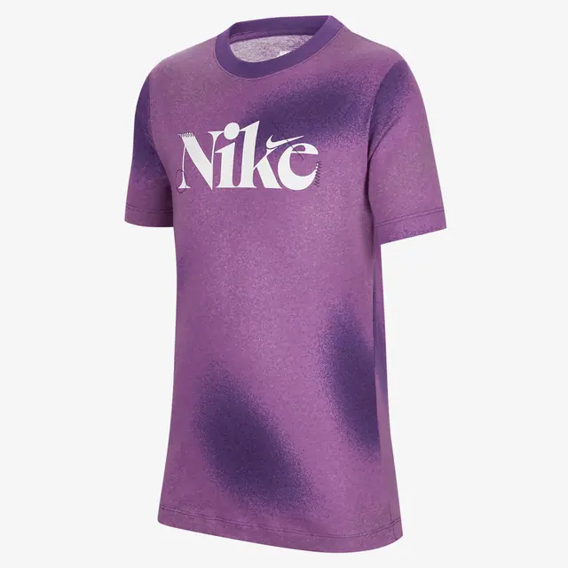 NIKE K NSW TEE CLTURE OF BBALL AOP in PURPLE COSMOS
