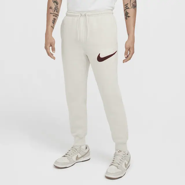 NIKE AS M NK CLUB BB JOGGER CHNL FT in LT OREWOOD BRN/LT OREWOOD BRN