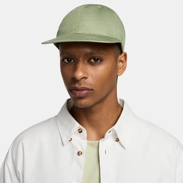 NIKE U NK CLUB CAP U FB SWSH WSH L in OIL GREEN/OIL GREEN