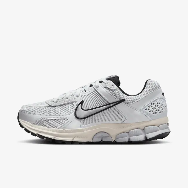 W NIKE ZOOM VOMERO 5 in PURE PLATINUM/CHROME-LT OREWOOD BRN