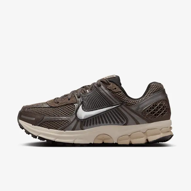 W NIKE ZOOM VOMERO 5 in BAROQUE BROWN/CHROME-LT OREWOOD BRN-HEMP
