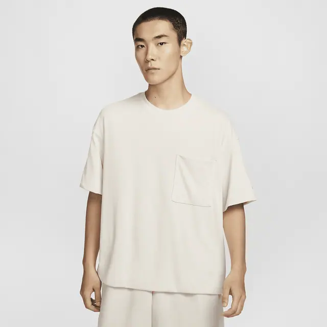 NIKE AS M NK TCH DFADV SS TOP NOBO in LT OREWOOD BRN/LT OREWOOD BRN
