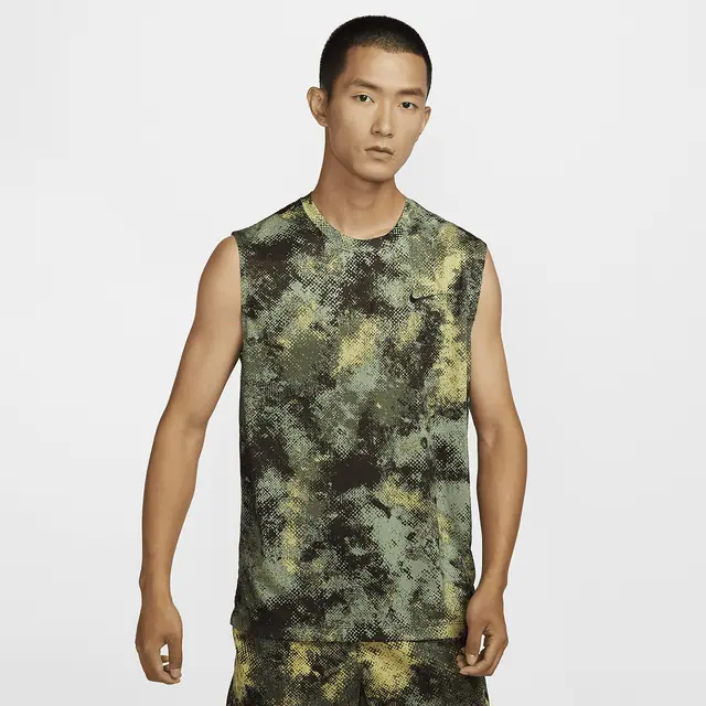 NIKE AS M NK DF TEE RLGD SL AOP CAM in OIL GREEN