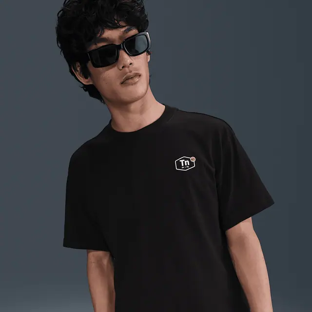 NIKE AS U NSW TEE M90 OC FESTIVAL H in BLACK