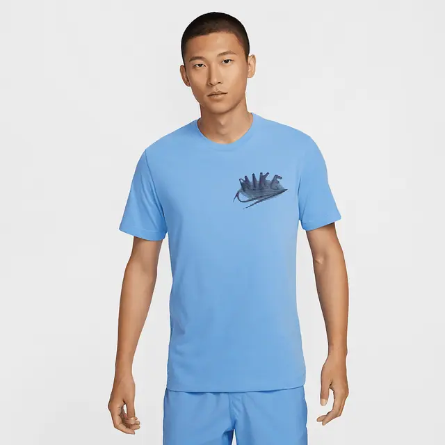 NIKE AS M NK DF TEE BRAND READ in UNIVERSITY BLUE