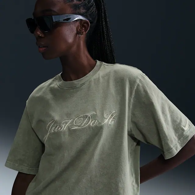 NIKE W NSW TEE BOXY WASH in LIGHT ARMY/LT OREWOOD BRN