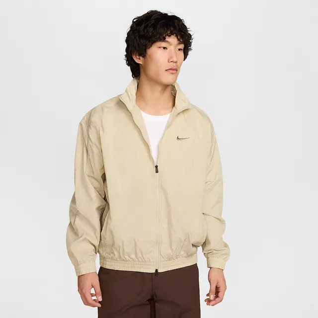 NIKE AS M NK CLUB WVN TRK JKT OS OP in DESERT KHAKI/MINK BROWN